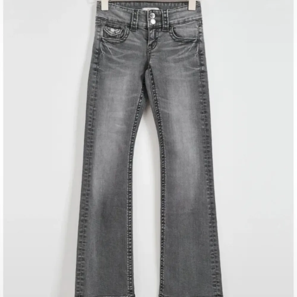 Lågmidjade jeans Gina tricot 165/34 i storlek. 200kr helt nya endast testade.. Jeans & Byxor.