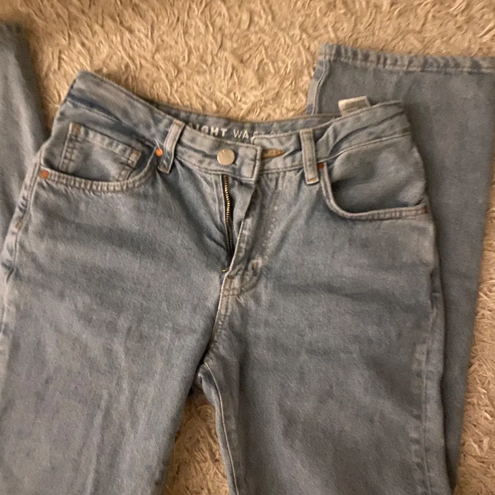 Lågmidjade jeans i en ljusblå tvätt från bikbok! Endast testade! Nypris 699kr. Jeans & Byxor.