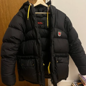 Fjällräven jacka  - Fjällräven jacka i bra skick! Säljer då den inte kommer till användning! Det är den mörkblå nyansen och i storlek xxs! 