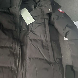 Canada goose Wyndham  - Tja säljer nu min Canada goose Wyndham black red label. Kan gå ner i pris vid snabb affär. Fixa ett bra pris om du köper nåt mer av mina anonnser samtidigt. Storlek M passar S.