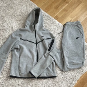 Nikes tech set herr - Säljer detta gråa Nike - Tech setet åt min sambo. Båda delarna är i storlek i L. Nyskick. Säljs för 850 kr. Köparen står för frakten! 