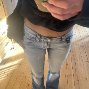 Jeans - Säljer dessa as coola jeans med snygga tryck på fickorna💕💕💕 