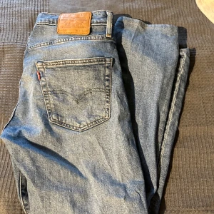 Levis 502 - Säljer mina Levis 502 jeans. Jeansen är använda men inget man märker av. Skick 8/10. Storleken är 31x32 så dom passar dig som är mellan 175-182 ungefär. Skriv vid funderingar🙌🏼