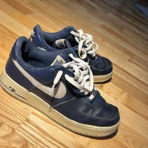 Air force 1 i strl 41. Använda ca 1 år och då i använt skick. Nypris 1500 kr. Finns även blåa snören om det skulle vara intressant.