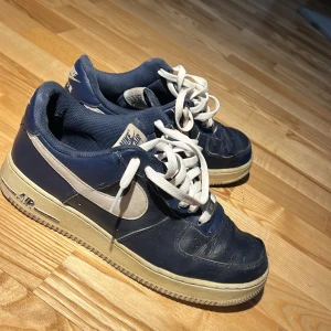 Nike Air Force 1 - Air force 1 i strl 41. Använda ca 1 år och då i använt skick. Nypris 1500 kr. Finns även blåa snören om det skulle vara intressant.