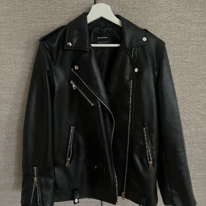 Skinnjacka - En super fin skinnjacka från stradivarius! Använd 2-3 gånger. I super bra skick