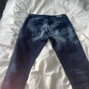 Dondup jeans - Säljer nu mina tvär feta dondup jeans som är riktigt trendiga Storlek 30 Nypris 2400 Skick 9/10 