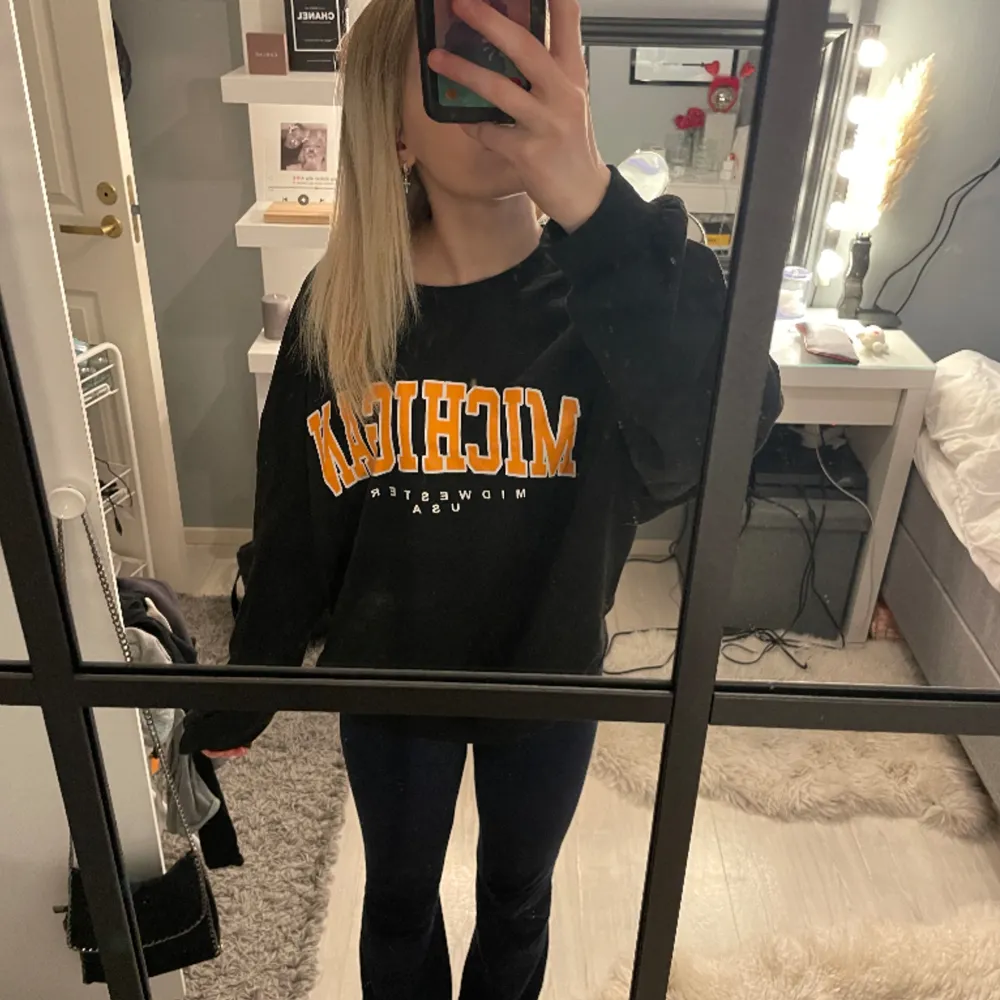 Svart tröja med orange text. Använd fåtal gånger. Storlek S . Hoodies.