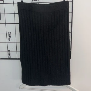 Svart kjol - Svart stickad kjol pfrån nelly i storleken xs som jag aldrig använt, beroende på hur lång man är går den till över eller under knäna. Väldigt fint skick 💗