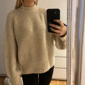 Stickad tröja - Säljer denna beiga stickade tröja från Monki. Storlek XS, men hade även passat en S/M. Den är använd och i bra skick, men kommer tyvärr ej längre till användning. Säljer för 120kr. 