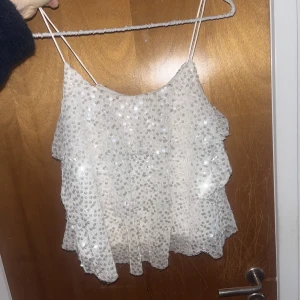 Volang linne - Volang glitter linne, använt 1 gång så nysick! Super fint att använda till fest, väldigt unikt köpt i en liten butik i Spanien inte sätt någon ha samma! #volang #glitter #festopp