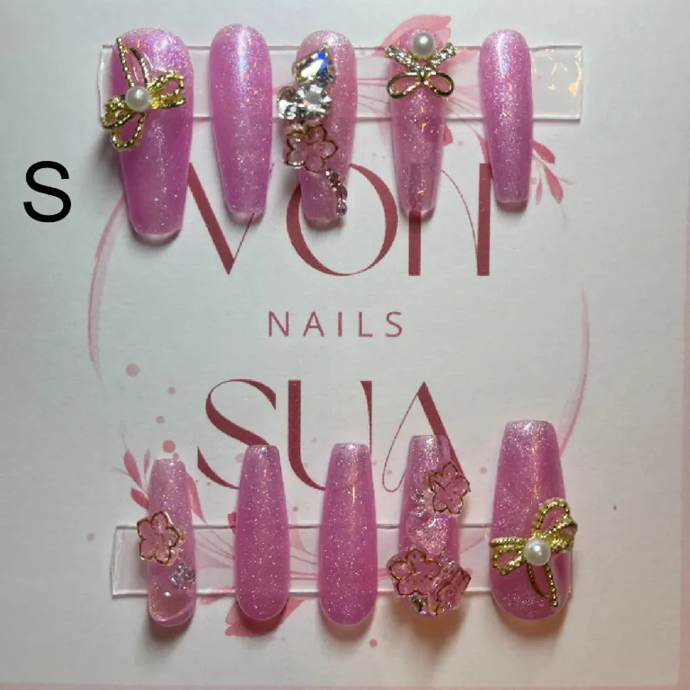 S: 15 mm, 11,5 mm, 12 mm, 11 mm, 9 mm, Long Coffin, rosa/glitter magnetic gel, dekoration i guld och sakura blommor 🌸 i rosa och vitt. Prep kit med varje nagel set 🌸. Accessoarer.