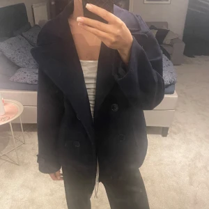 Design by si kappa - Säljer min fina design by si kappa i färgen navy! Har knappt använt den, köpte för 750kr i storlek Xs/S