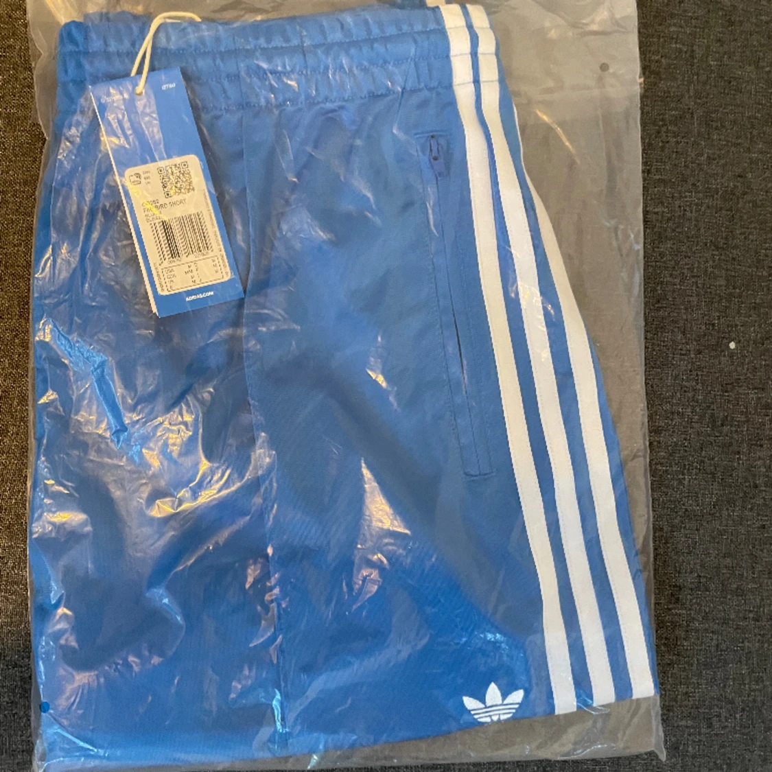 NY! Säljer oöppnade Blåa Adidas Originals Firebird shorts - 91