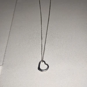 Halsband  - Silvrigt hjärt halsband. 