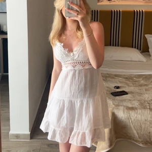 Sommarklänning vit  - Jättefin sommarklänning köpt i Grekland för ca 600kr. Endast använd två gånger. 10/10 skick. Går att knyta i ryggen så passar flera storlekar💕 skriv för fler bilder  