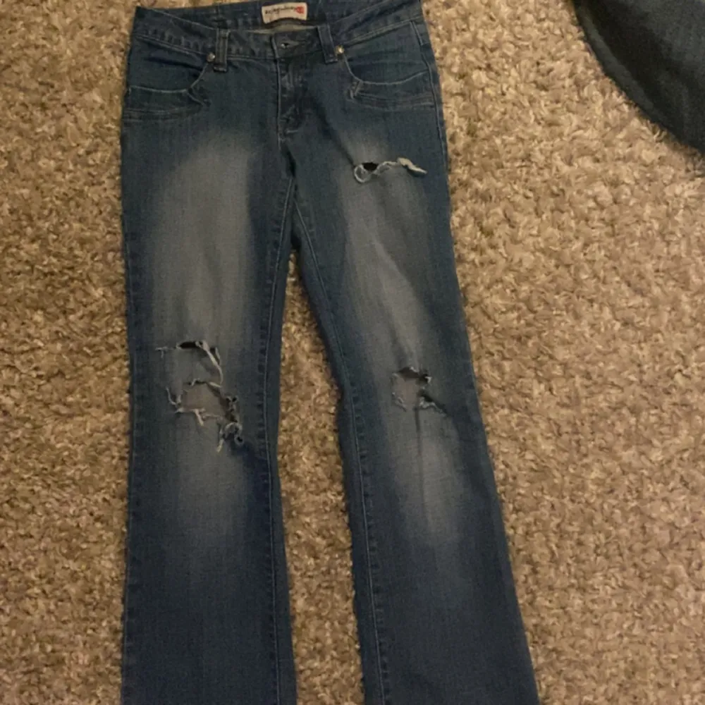 Superfina Low waist jeans som tyvärr saknar knapp! Men skickar med knappen som säkert går att sy tillbaka! Midjemått 37cm och de passar någon som är ca 165. Kolla min profil för mer Low waist jeans. ❤️. Jeans & Byxor.