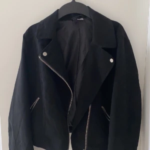 Vår jacka - Säljer denna snygga jackan som passar perfekt till våren. Endas använd några gånger så den är i väldigt fint skick men säljer då den inte kommer till användning