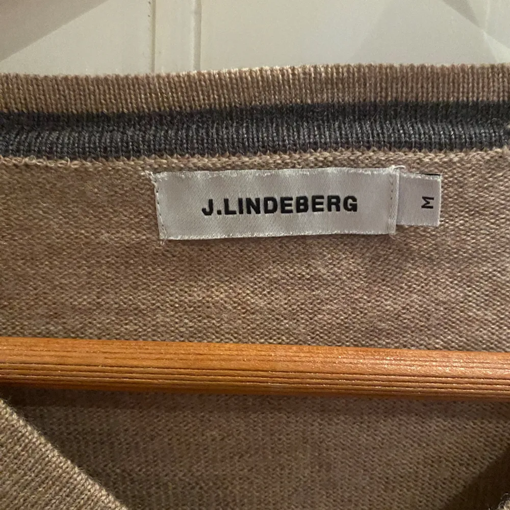 En tröja i 100% merinoull ifrån märket J.Lindeberg i storlek M, tröjan är i bra skick utan några större defekter, skick: 8/10, nypris: 1199kr, mitt pris: 299kr. Stickat.