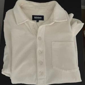 Nikben Terry Studio Off White - Nikben frotté köpt i somras, nyskick, använd fåtal gånger.  Nypris: 1200 kr Säljes för: 500 kr Storlek: S