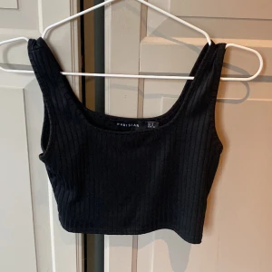 Kort linne - Jättefint kort ribbat linne i storlek 34. Skönt material. Köpt på Nelly🙌