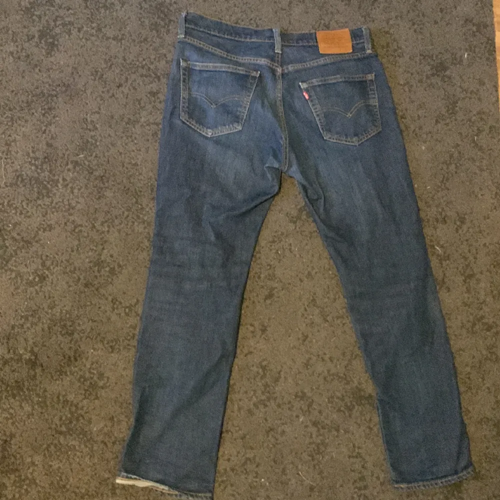 Mörkblåa levi’s 511. Säljer pga av att jeansen är för små. . Jeans & Byxor.