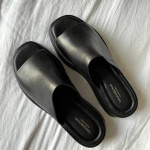 Vagabond Courtney Sandaler  - Platå sandaler. Textil/färg - Skinn/svart. Storlek - 38. Skick - Nytt skick, aldrig använda.  Köpta för 1000 :- 