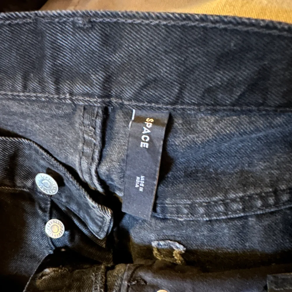 Baggy jeans från weekday. Använd enstaka gånger, som nyskick! Passar M Priset går att diskutera vid snabb affär!. Jeans & Byxor.