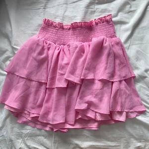 Rosa kjol 💓 - Super somrig rosa kjol🌺 denna kjol är supersöt, inga hål och den är inte trasig någon stans⭐️ väldigt fin. Tveka inte om frågor. Pris är diskuterbart.