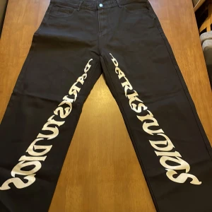 Darkstudios Baggy Jeans - Använda en gång inte slitna alls. 