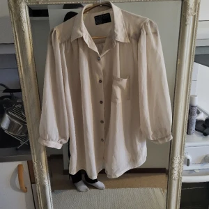 Ljusbeige Blus  - Fin ljusbeige blus från saints & mortals i storlek S, lite mer genomskinligt material