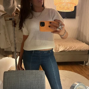 Vit stickad t-shirt - Säljer denhär superfina vita stickade t-shirten med puffärmar💓💓