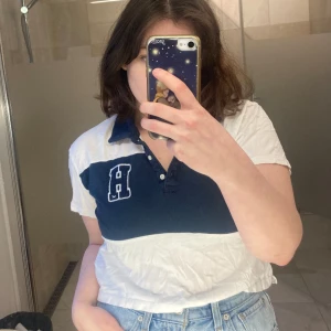 Blå/vit T-shirt  - Blå och vit T-shirt från Hollister i storlek XS, passar även S. I gott skick.