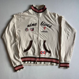 Collage tröja/kofta - Snygg kofta i 00-tals stil. Storlek S men tycker att den hade varit nice på M och kanske L om man vill att den ska sitta tight!🧚🏽‍♀️