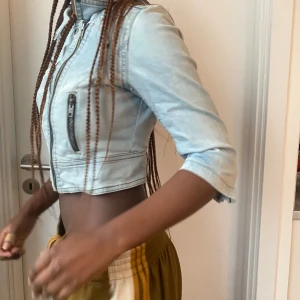 Croppad jeansjacka - Annonsen försvann. skitafin💝skitatight!😳