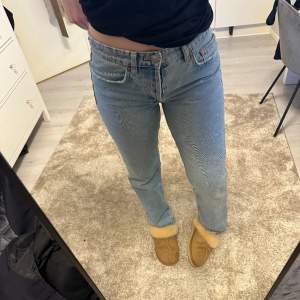 Snygga jeans från zara. Använda fåtal gånger. Medelhög midja och raka ben. Något små i storleken passar 36 eller liten 38. Fin blå färg. Långa ben jag är 170cm