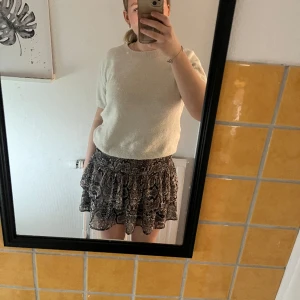 Super fin kjol!!! - Super cool och fin kjol från khappal! Den är i väldigt liten storlek men den är super stretchig och jag ör 1,73 och jag tycker den är tillräckligt lång!!