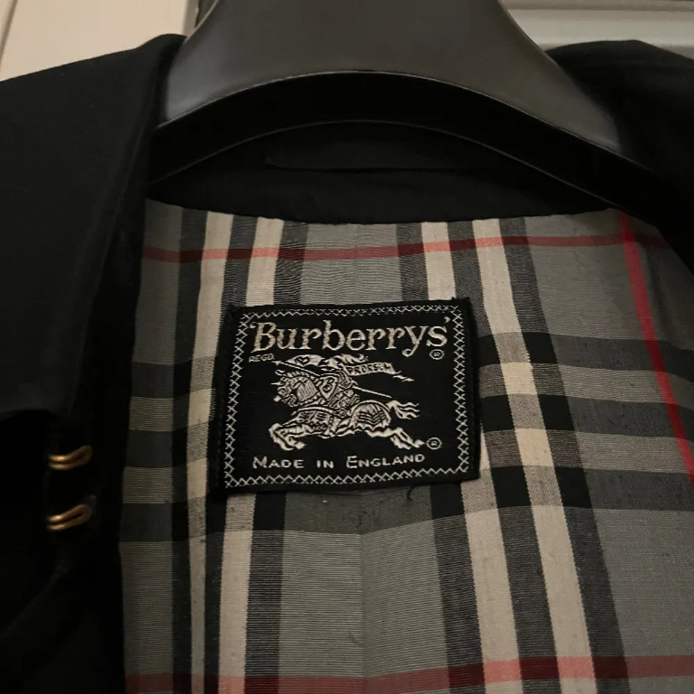 Burberry trench coat i mörkblå i storlek small, riktigt schysst till våren. Bra skick  . Jackor.