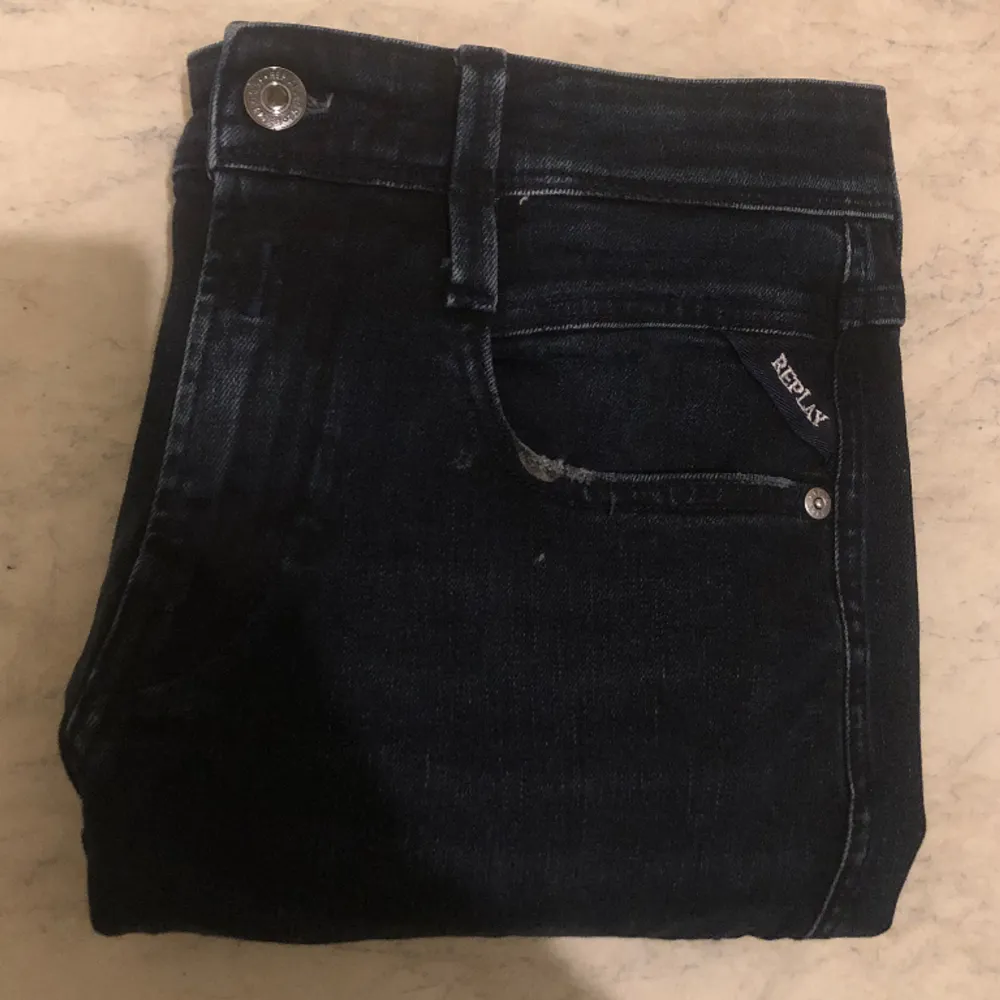 Replay anbass jeans mörkblå/svarta i storlek 28/30 som säljs för endast 479kr! Tveka inte på att skriva till oss vid minsta lilla fundering :). Jeans & Byxor.