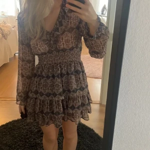 zara klänning  - jätte fin, Säljer pågrund av att denr förkort på mig. Köpt här på plick, men bra slick.  (inte mina bilderrrrrr)))⚠️‼️  Skriv för fler bilder.  pris kan diskuteras💕