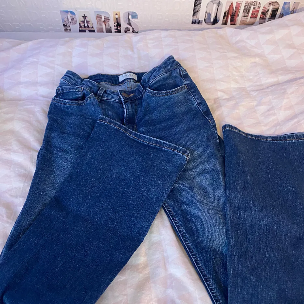 Säljer mina bootcut jeans från Lindex pågrund av liten användning, använd endas fåtal gånger alltså är den i nyskick, nypris 350 kr. Jeans & Byxor.