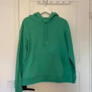 Fin grön hoodie. Endast använd ett fåtal gånger. Stolek S och kommer från hm. Härlig färg nu till våren🤩