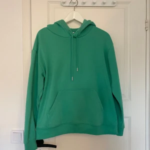Grön hoodie - Fin grön hoodie. Endast använd ett fåtal gånger. Stolek S och kommer från hm. Härlig färg nu till våren🤩