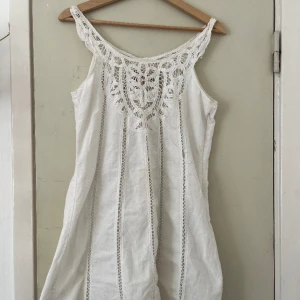 Mini Klänning - Free People mini-dress  Gullig och somrig klänning. Köpt på Humana för 500kr. Mindre fläckar. Storlek M men jag bär vanligtvis S och den passar mig bra.  Linne och bomulls blandning.