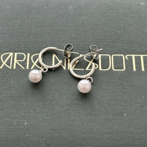 Pärlörhängen  - Oanvända pärlörhängen från Åhléns 