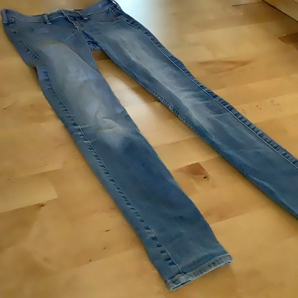 Säljer dessa blå skiny jeans från hollister då de inte kommer till användning🌸 strl W23 L29🌸 skriv prisförslag privat🌸 kontakta för fler bilder eller funderingar🌸🌸. Jeans & Byxor.