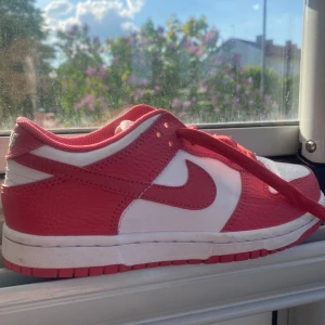 Nike skor -  Rosa Röda Nike skor till salu andvända typ 3-4 gånger bara skriv om du är intresserad 