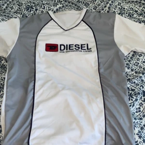 Diesel T-shirt - Dunder skick, endast testad. Det står XL men sitter kanske som en M skulle jag säga