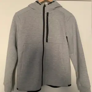 En helt vanlig grå zip hoodie från hm som aldrig är använd då den var för liten.