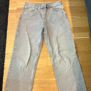 Zara Baggy Jeans - Lite använda men i väldigt gott skick.  Hör av er vid några frågor.  Mått: 108, 76, 40